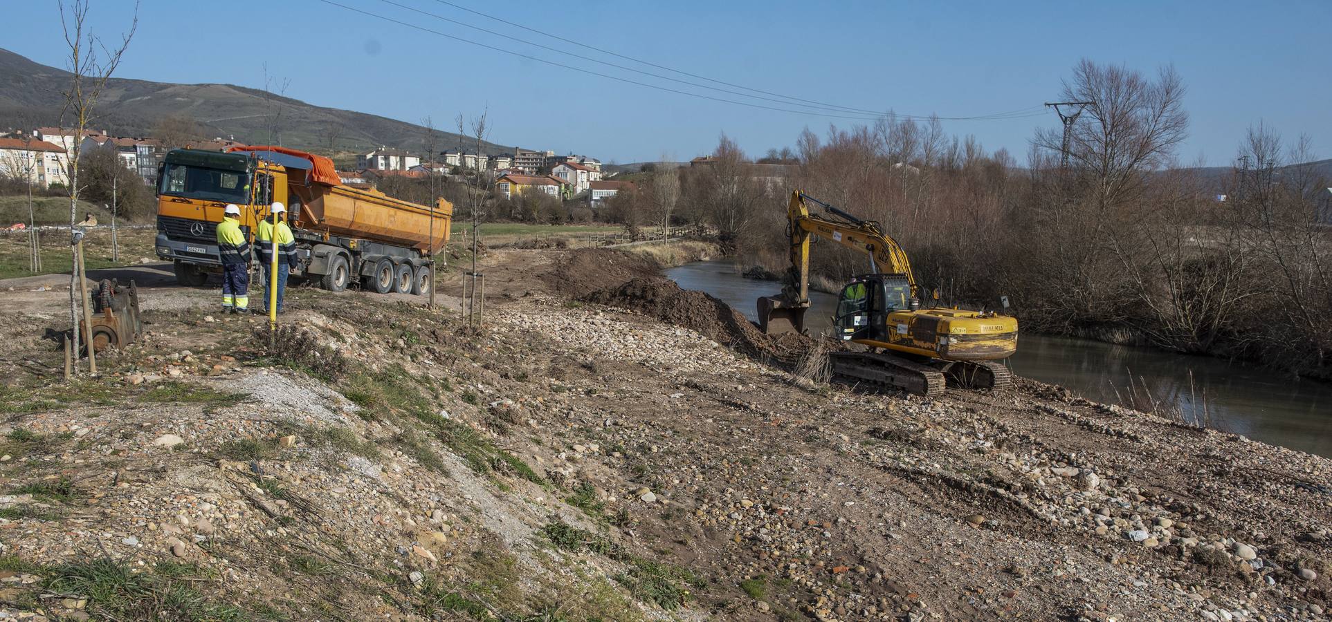 Comenzaron las obras de limpieza de los ríos Híjar y Ebro a su paso por las localidades de Reinosa y Matamorosa (Campoo de Enmedio) para evitar nuevas inundaciones como las del pasado mes de diciembre, cuando se produjo el desbordamiento de dichos ríos como consecuencia de las fuertes lluvias, anegando varias zonas urbanas, lo que provocó cuantiosos daños materiales.