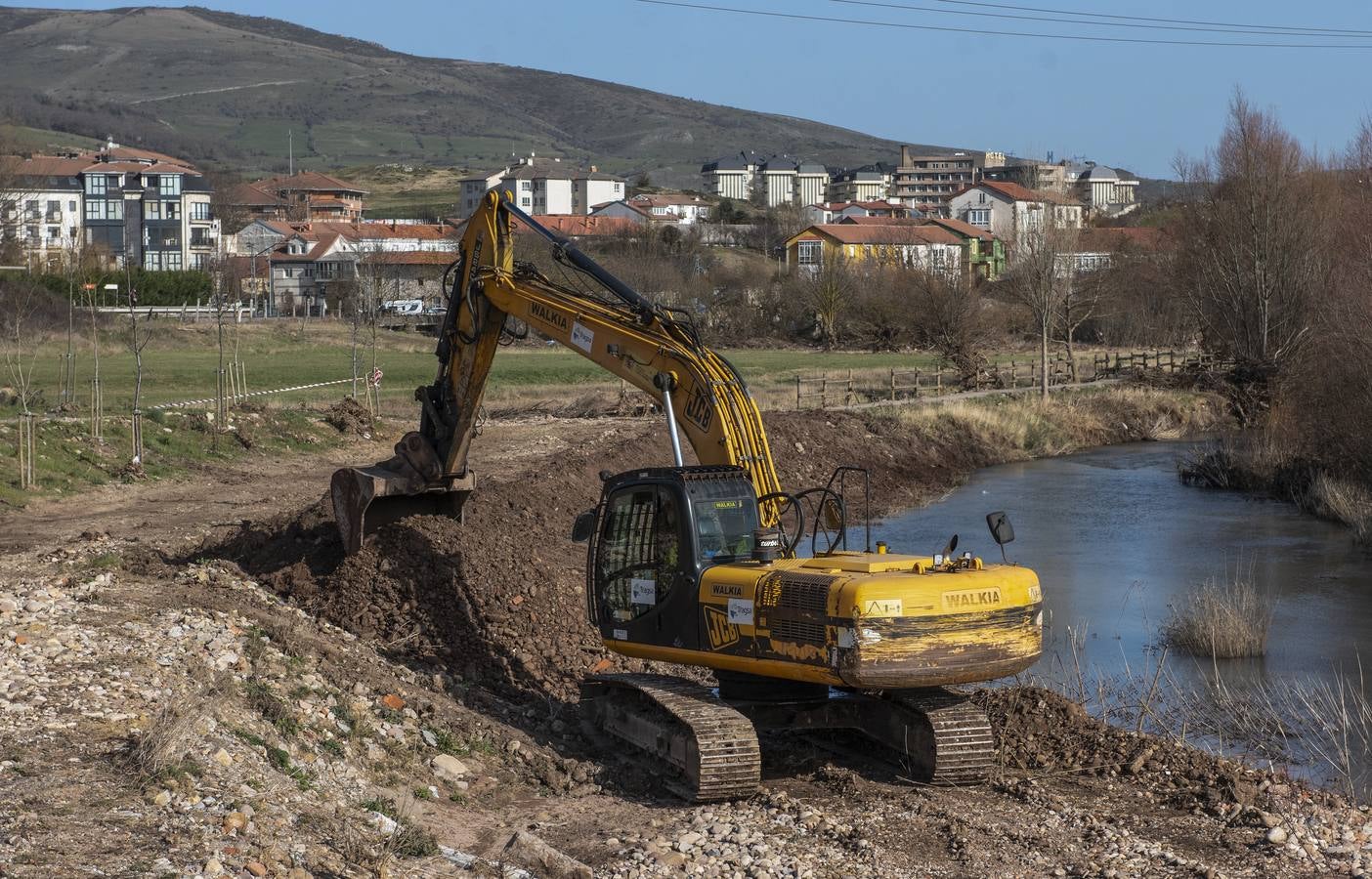 Comenzaron las obras de limpieza de los ríos Híjar y Ebro a su paso por las localidades de Reinosa y Matamorosa (Campoo de Enmedio) para evitar nuevas inundaciones como las del pasado mes de diciembre, cuando se produjo el desbordamiento de dichos ríos como consecuencia de las fuertes lluvias, anegando varias zonas urbanas, lo que provocó cuantiosos daños materiales.