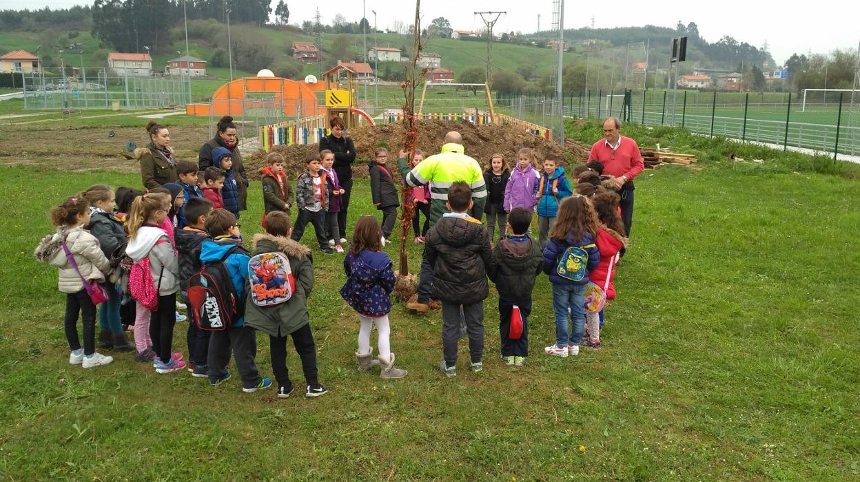 Niños de Polanco durante una reciente plantación de árboles en el municipio. 