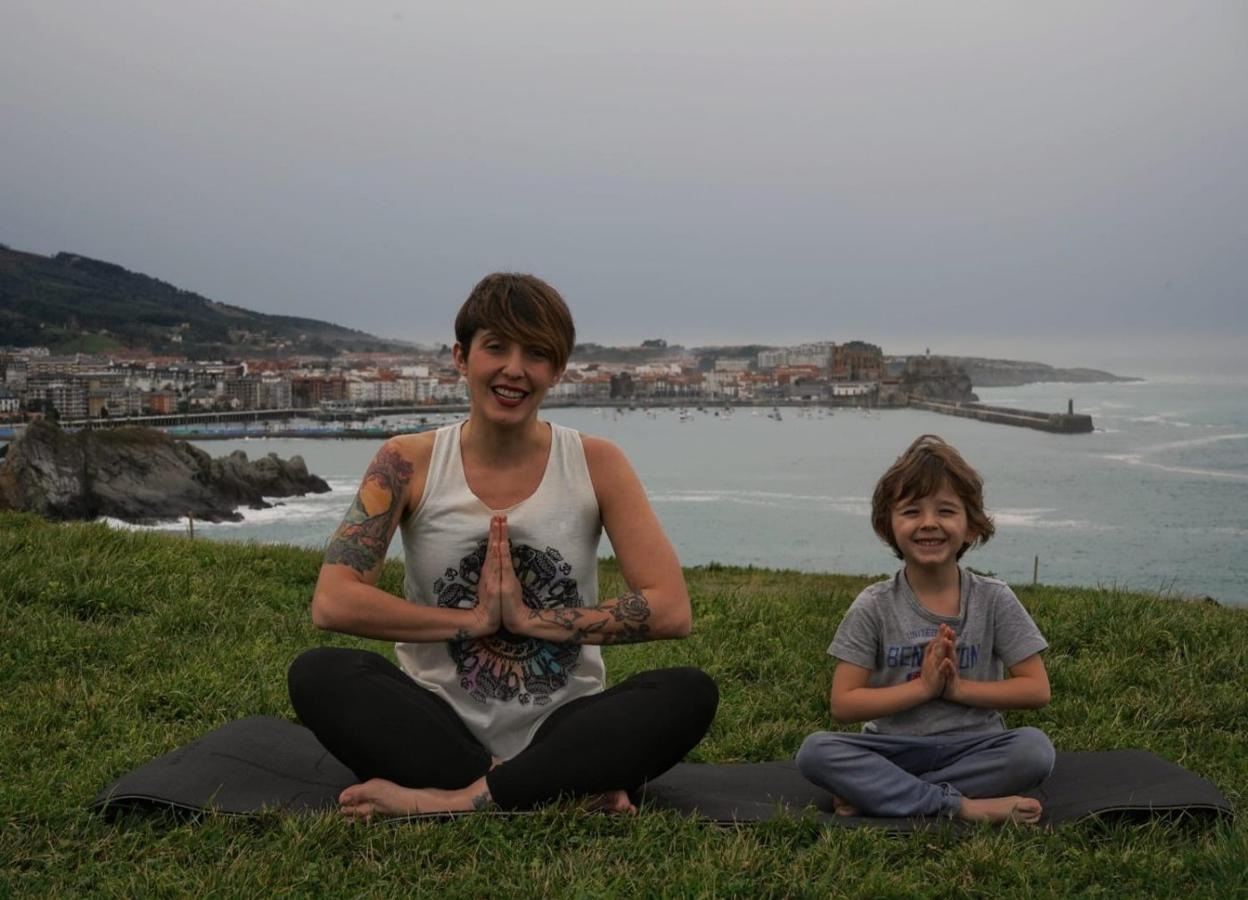 Vanessa Tinar y su hijo Asier practicando yoga. 