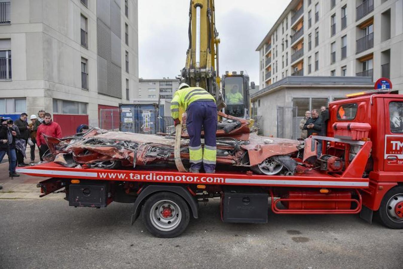 Fotos: Sacan los coches destrozados de Nueva Montaña