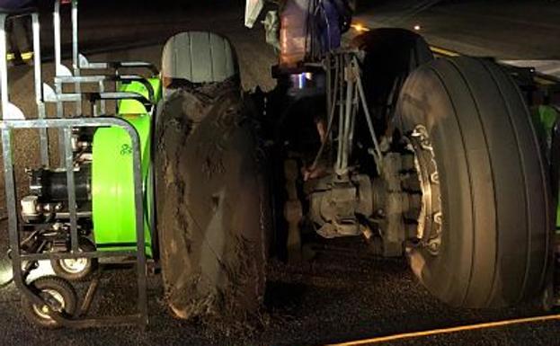 FOTO: imagen de la rueda dañada. / VÍDEO: el piloto, un héroe para los pasajeros. 