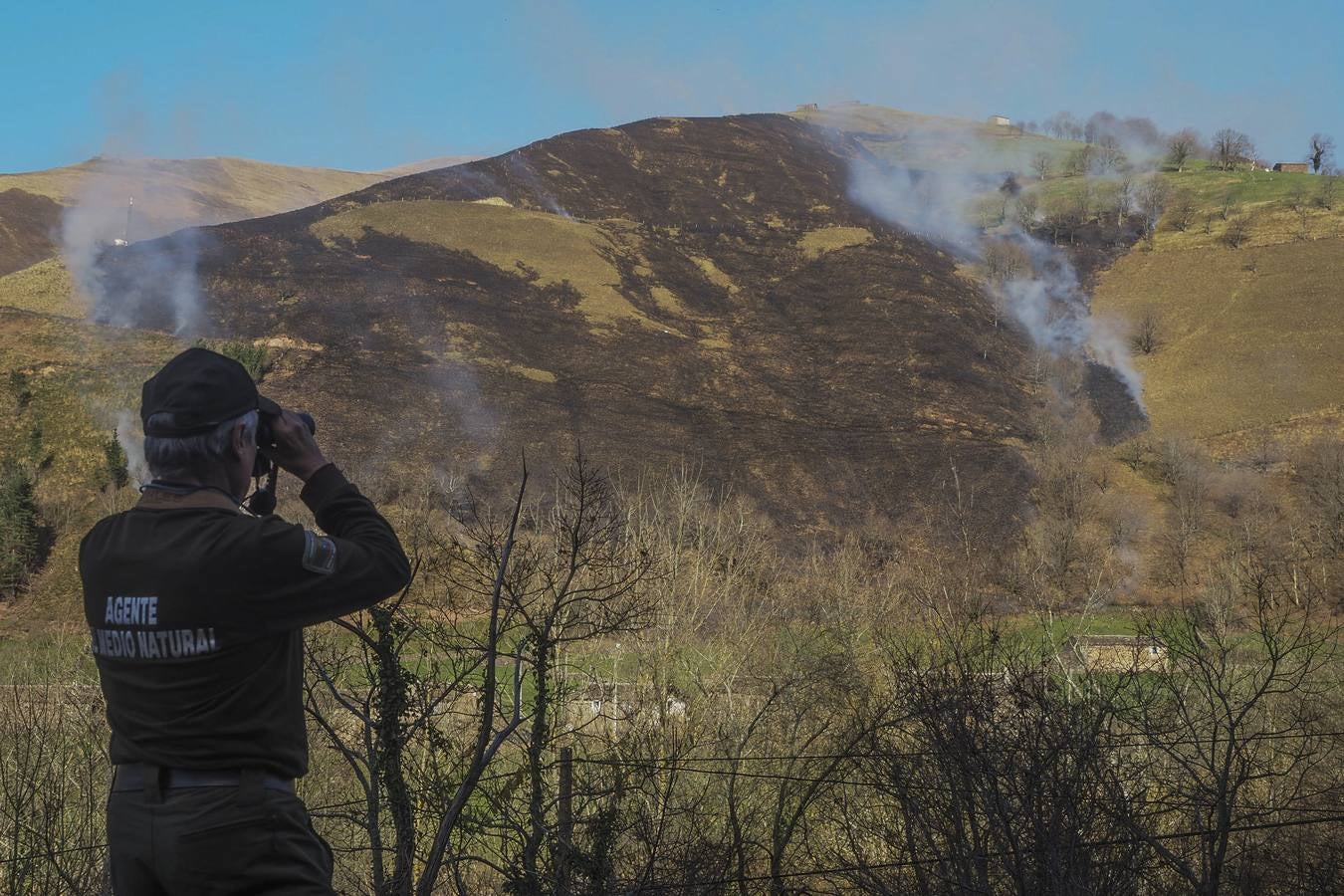 El fuego palidece aún más el paisaje invernal de los pastos en Vega de Pas y los expertos alertan del deterioro de la calidad del suelo