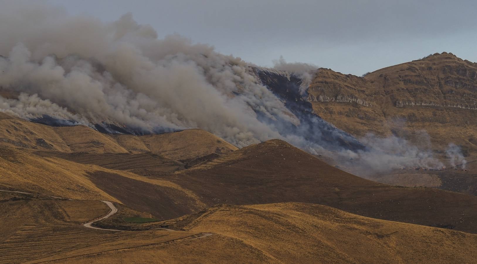 El fuego palidece aún más el paisaje invernal de los pastos en Vega de Pas y los expertos alertan del deterioro de la calidad del suelo