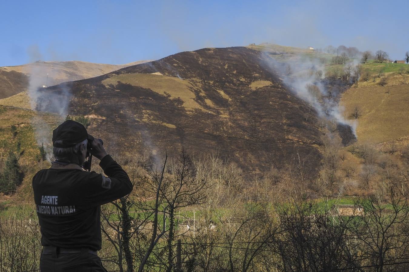 El fuego palidece aún más el paisaje invernal de los pastos en Vega de Pas y los expertos alertan del deterioro de la calidad del suelo