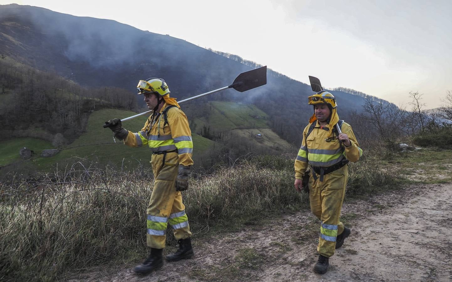 El fuego palidece aún más el paisaje invernal de los pastos en Vega de Pas y los expertos alertan del deterioro de la calidad del suelo