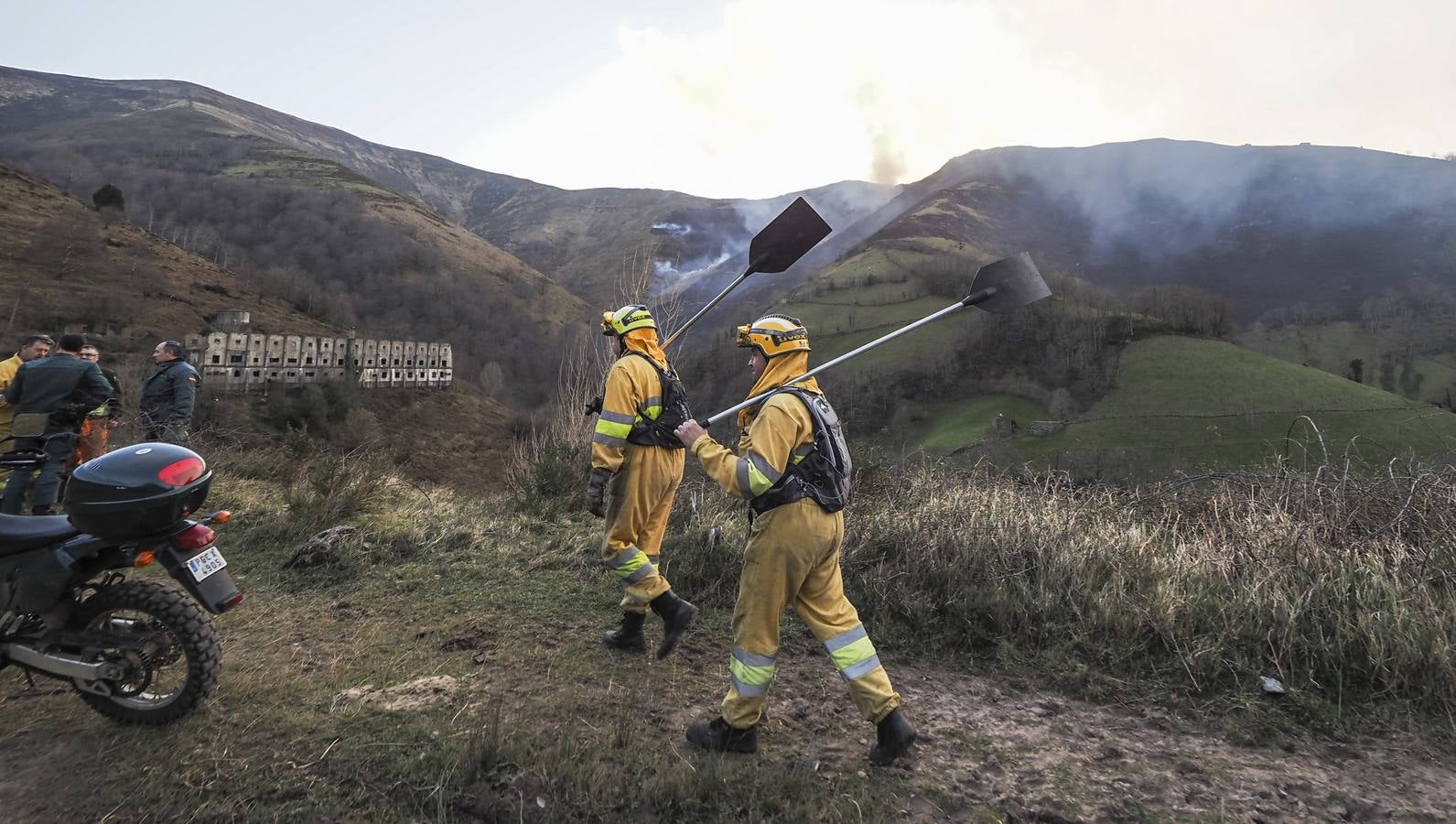 El fuego palidece aún más el paisaje invernal de los pastos en Vega de Pas y los expertos alertan del deterioro de la calidad del suelo