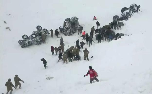 Rescate de los atrapados por la segunda avalancha de nieve en el este de Turquía, imagen donde se observa tres vehículos especiales volcados por el alud.