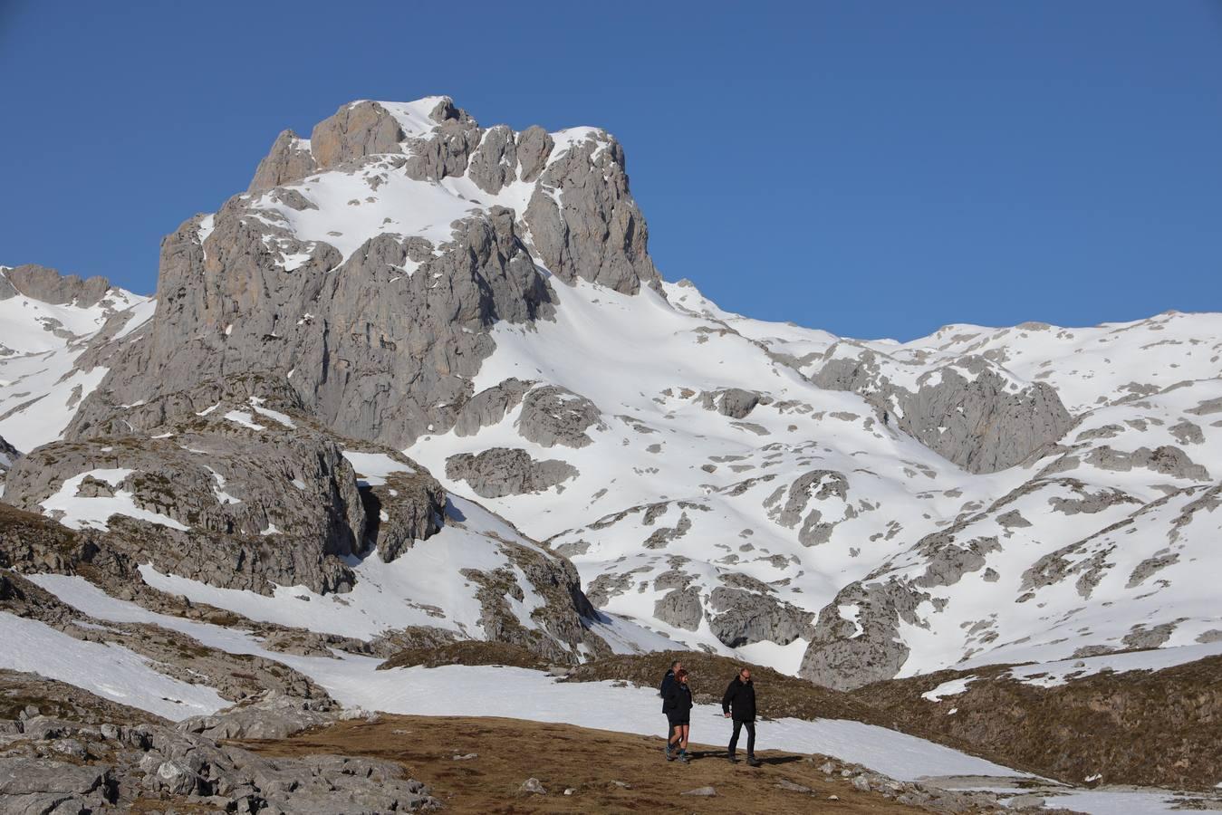 Turistas contemplando el macizo Central de Picos de Europa.