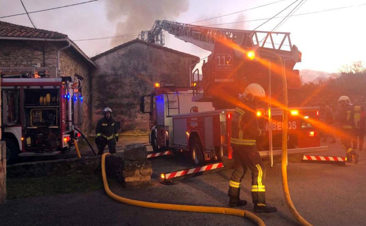 Imagen del incendio que el pasado 15 de enero arrasó una vivienda en Santa Cruz de Iguña, destruyendo por completo los enseres domésticos y objetos personales que había en su interior.