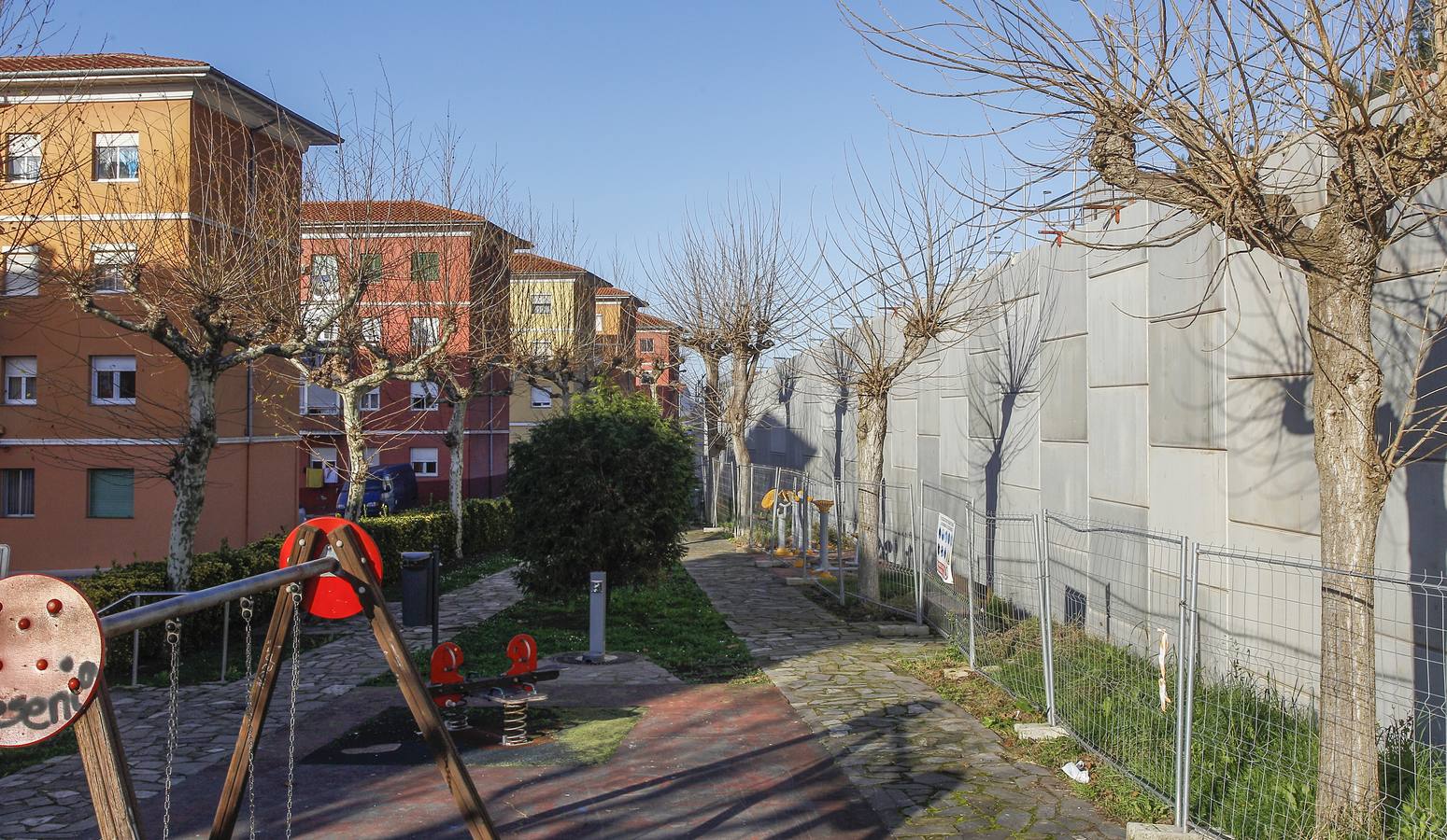 Los vecinos más afectados por las obras del nuevo vial de la autovía se quejan de la inseguridad y la suciedad del barrio