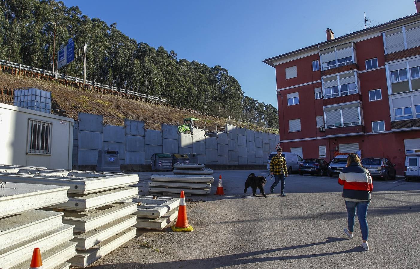 Los vecinos más afectados por las obras del nuevo vial de la autovía se quejan de la inseguridad y la suciedad del barrio