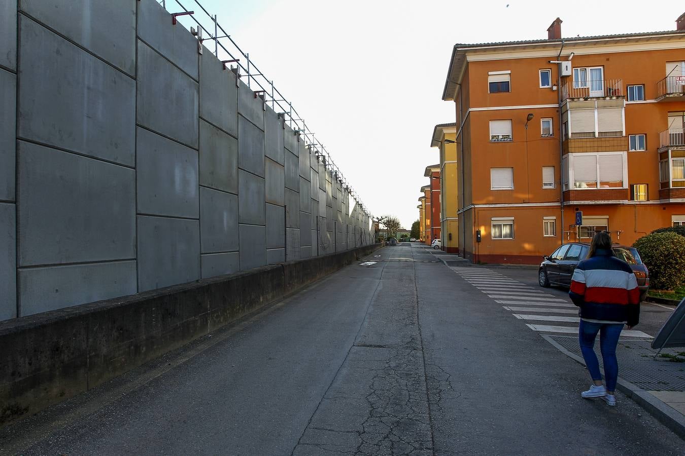 Los vecinos más afectados por las obras del nuevo vial de la autovía se quejan de la inseguridad y la suciedad del barrio