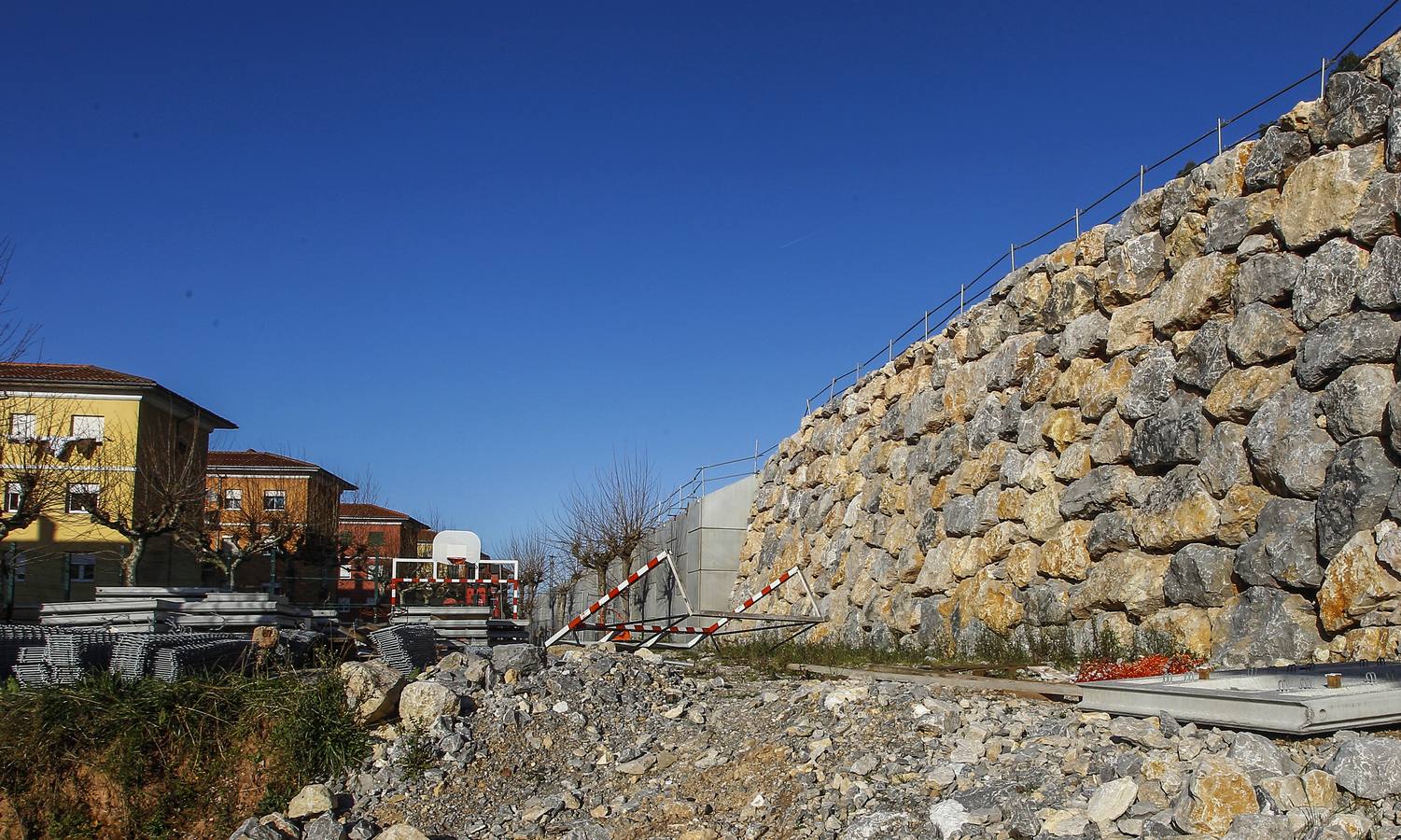 Los vecinos más afectados por las obras del nuevo vial de la autovía se quejan de la inseguridad y la suciedad del barrio