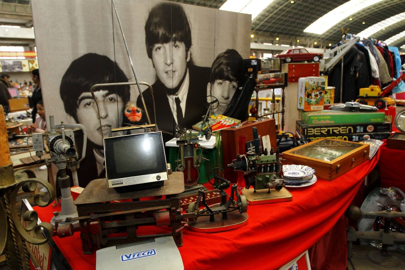 En la jornada de este domingo concluye la octava edición de la feria Recíclate, dedicada al reciclaje y el consumo responsable, que se celebra desde hoy con éxito de participación y público en el Mercado Nacional de Ganados de Torrelavega. La lluvia ayudó a que cientos de personas, algunas procedentes de regiones limítrofes, acudieran a ver la muestra desde primera hora.