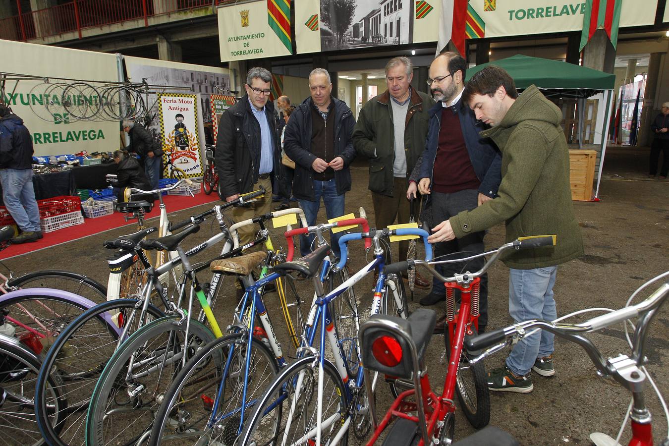 En la jornada de este domingo concluye la octava edición de la feria Recíclate, dedicada al reciclaje y el consumo responsable, que se celebra desde hoy con éxito de participación y público en el Mercado Nacional de Ganados de Torrelavega. La lluvia ayudó a que cientos de personas, algunas procedentes de regiones limítrofes, acudieran a ver la muestra desde primera hora.