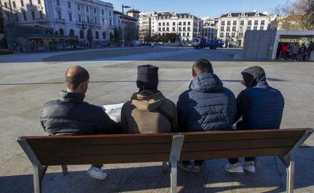 Los cuatro ciudadanos albaneses que accedieron a hablar con EL Diario, en la santanderina plaza Alfonso XII, minutos antes de saltar la valla para acceder al ferri como polizones. 