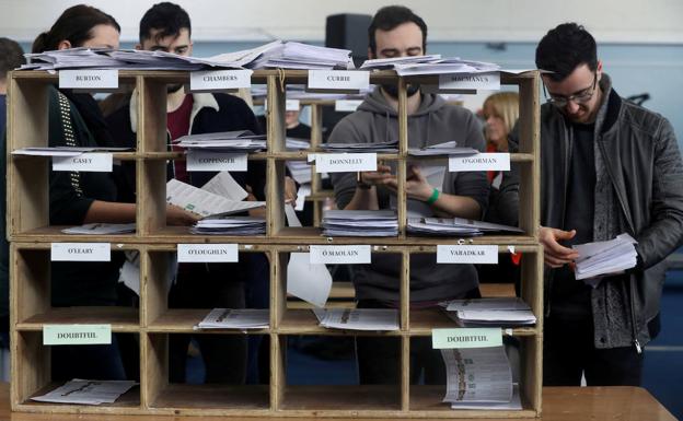 Los miembros de un colegio electoral realizan el recuento en Citywest, cerca de Dublín.