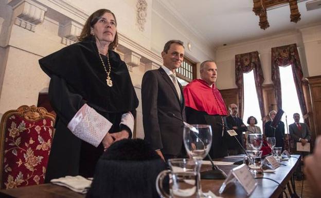 La rectora Luz Morán, junto al ministro Pedro Duque, en la clausura del pasado curso. 