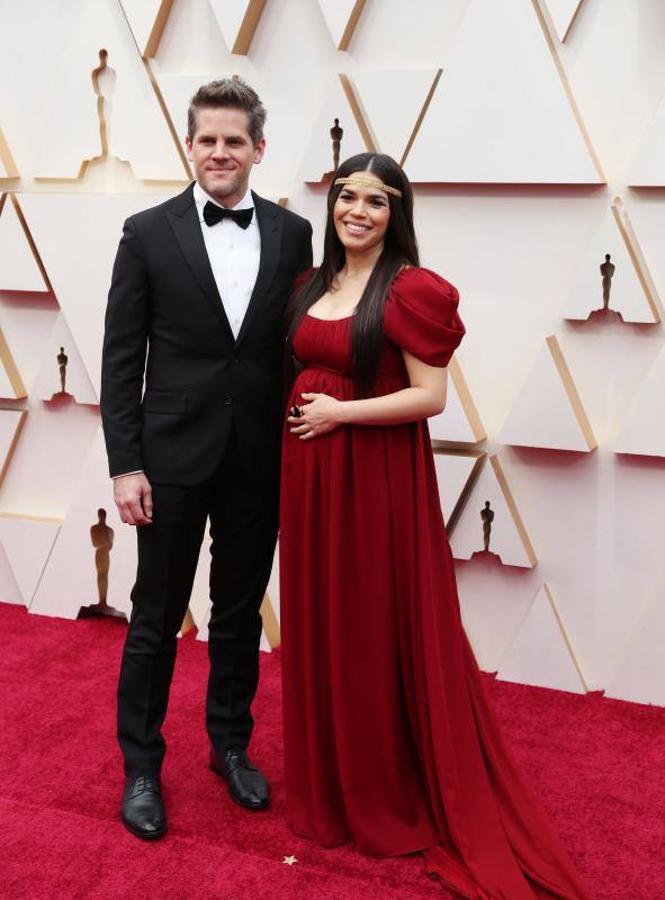 La actriz America Ferrera, de Alberta Ferretti, y su marido, Ryan Piers Williams.