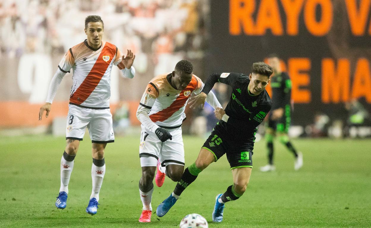 Advíncula, en una acción del duelo de Copa que midió al Rayo con el Betis en Vallecas. 