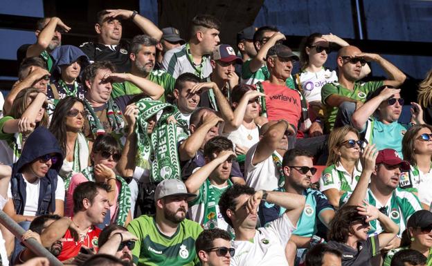 Seguidores racinguistas en El Molinón, en el partido de la primera vuelta.