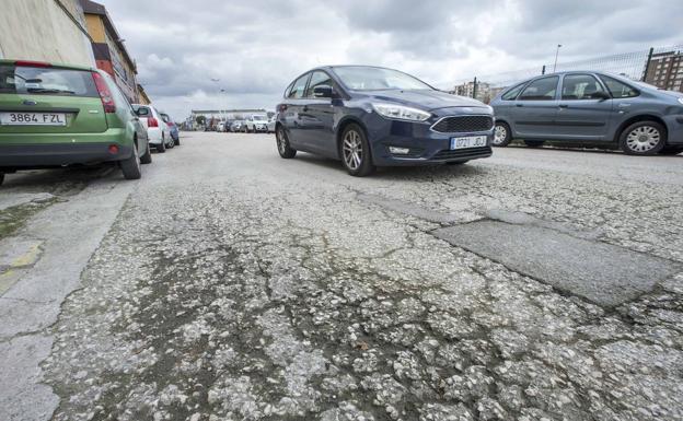 Lo peor: Mal señalizado, oscuro, falta de pavimentación de las vías y poco accesible, que lo aleja del resto de la ciudad. Hay pocas zonas verdes y parques infantiles y echan de menos un paseo y un mirador que aumente el número de visitas, no solo en verano. 