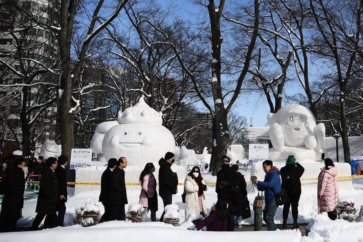 Decenas de miles de turistas se acercan cada año a Sapporo, en el norte de Japón, para contemplar las 200 esculturas de hielo presentadas durante el Festival de la Nieve, aunque esta última ha brillado por su ausencia este año. A causa de las temperaturas demasiado suaves de este año, las precipitaciones no bastaron y los organizadores se las tuvieron que ingeniar para poder construir las esculturas pese a la enorme escasez de materia prima. «La falta de nieve es inaudita. Tuvimos que traerla de lugares a los que nunca antes habíamos tenido que recurrir», como Niseko, una ciudad situada a unos 60 kiómetros de Sapporo, explica Yumato Sato, un responsable de la organización del Festival de nieve.