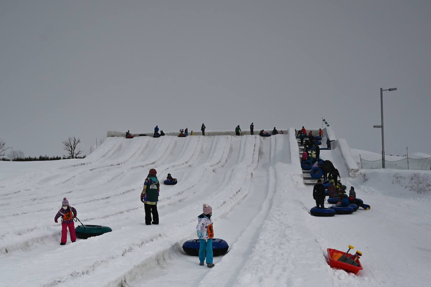 Decenas de miles de turistas se acercan cada año a Sapporo, en el norte de Japón, para contemplar las 200 esculturas de hielo presentadas durante el Festival de la Nieve, aunque esta última ha brillado por su ausencia este año. A causa de las temperaturas demasiado suaves de este año, las precipitaciones no bastaron y los organizadores se las tuvieron que ingeniar para poder construir las esculturas pese a la enorme escasez de materia prima. «La falta de nieve es inaudita. Tuvimos que traerla de lugares a los que nunca antes habíamos tenido que recurrir», como Niseko, una ciudad situada a unos 60 kiómetros de Sapporo, explica Yumato Sato, un responsable de la organización del Festival de nieve.