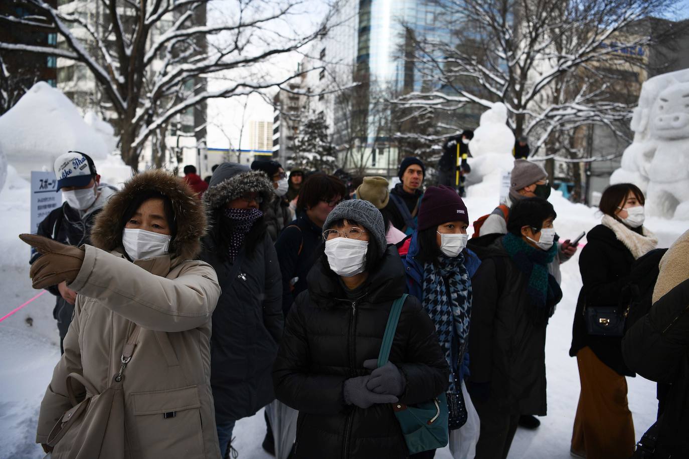 Decenas de miles de turistas se acercan cada año a Sapporo, en el norte de Japón, para contemplar las 200 esculturas de hielo presentadas durante el Festival de la Nieve, aunque esta última ha brillado por su ausencia este año. A causa de las temperaturas demasiado suaves de este año, las precipitaciones no bastaron y los organizadores se las tuvieron que ingeniar para poder construir las esculturas pese a la enorme escasez de materia prima. «La falta de nieve es inaudita. Tuvimos que traerla de lugares a los que nunca antes habíamos tenido que recurrir», como Niseko, una ciudad situada a unos 60 kiómetros de Sapporo, explica Yumato Sato, un responsable de la organización del Festival de nieve.