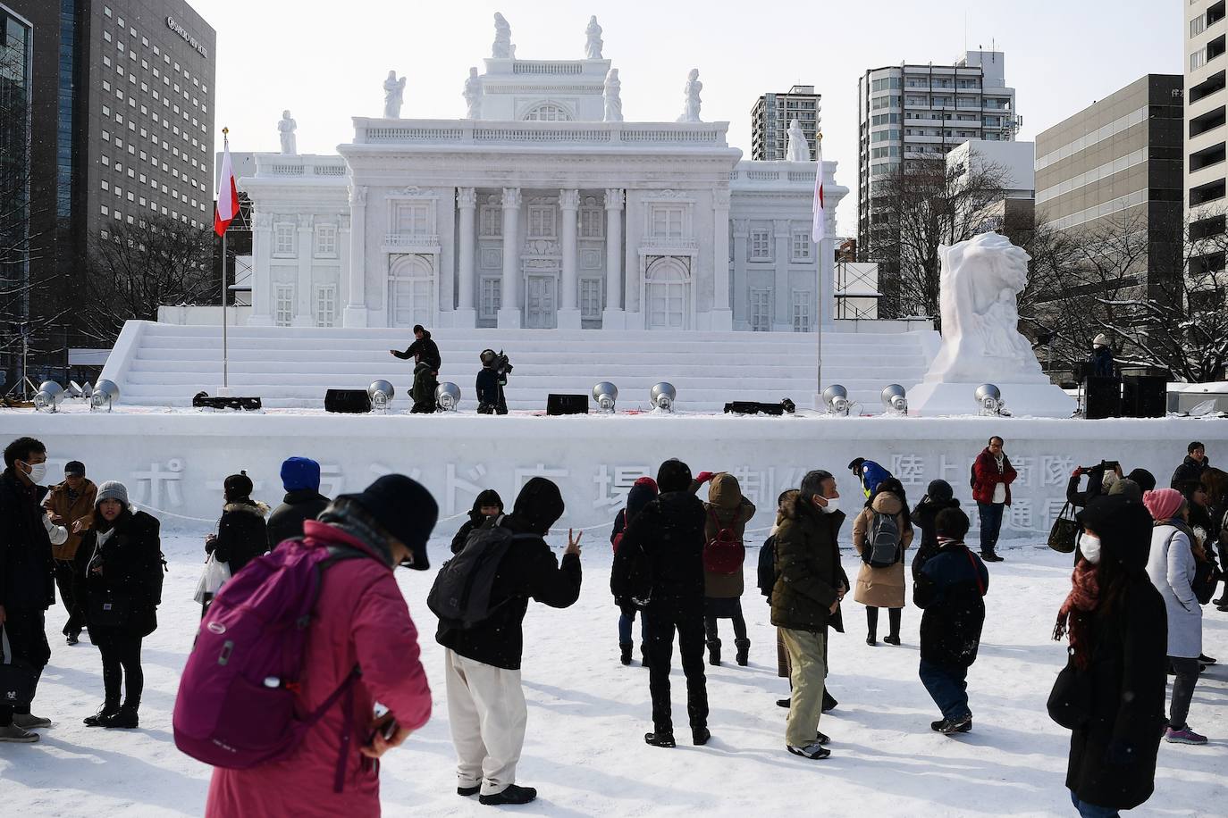 Decenas de miles de turistas se acercan cada año a Sapporo, en el norte de Japón, para contemplar las 200 esculturas de hielo presentadas durante el Festival de la Nieve, aunque esta última ha brillado por su ausencia este año. A causa de las temperaturas demasiado suaves de este año, las precipitaciones no bastaron y los organizadores se las tuvieron que ingeniar para poder construir las esculturas pese a la enorme escasez de materia prima. «La falta de nieve es inaudita. Tuvimos que traerla de lugares a los que nunca antes habíamos tenido que recurrir», como Niseko, una ciudad situada a unos 60 kiómetros de Sapporo, explica Yumato Sato, un responsable de la organización del Festival de nieve.