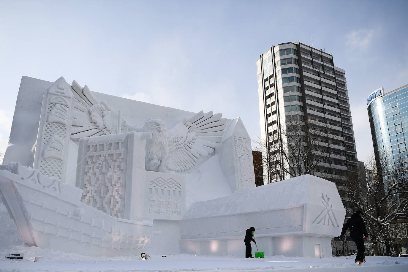 Decenas de miles de turistas se acercan cada año a Sapporo, en el norte de Japón, para contemplar las 200 esculturas de hielo presentadas durante el Festival de la Nieve, aunque esta última ha brillado por su ausencia este año. A causa de las temperaturas demasiado suaves de este año, las precipitaciones no bastaron y los organizadores se las tuvieron que ingeniar para poder construir las esculturas pese a la enorme escasez de materia prima. «La falta de nieve es inaudita. Tuvimos que traerla de lugares a los que nunca antes habíamos tenido que recurrir», como Niseko, una ciudad situada a unos 60 kiómetros de Sapporo, explica Yumato Sato, un responsable de la organización del Festival de nieve.