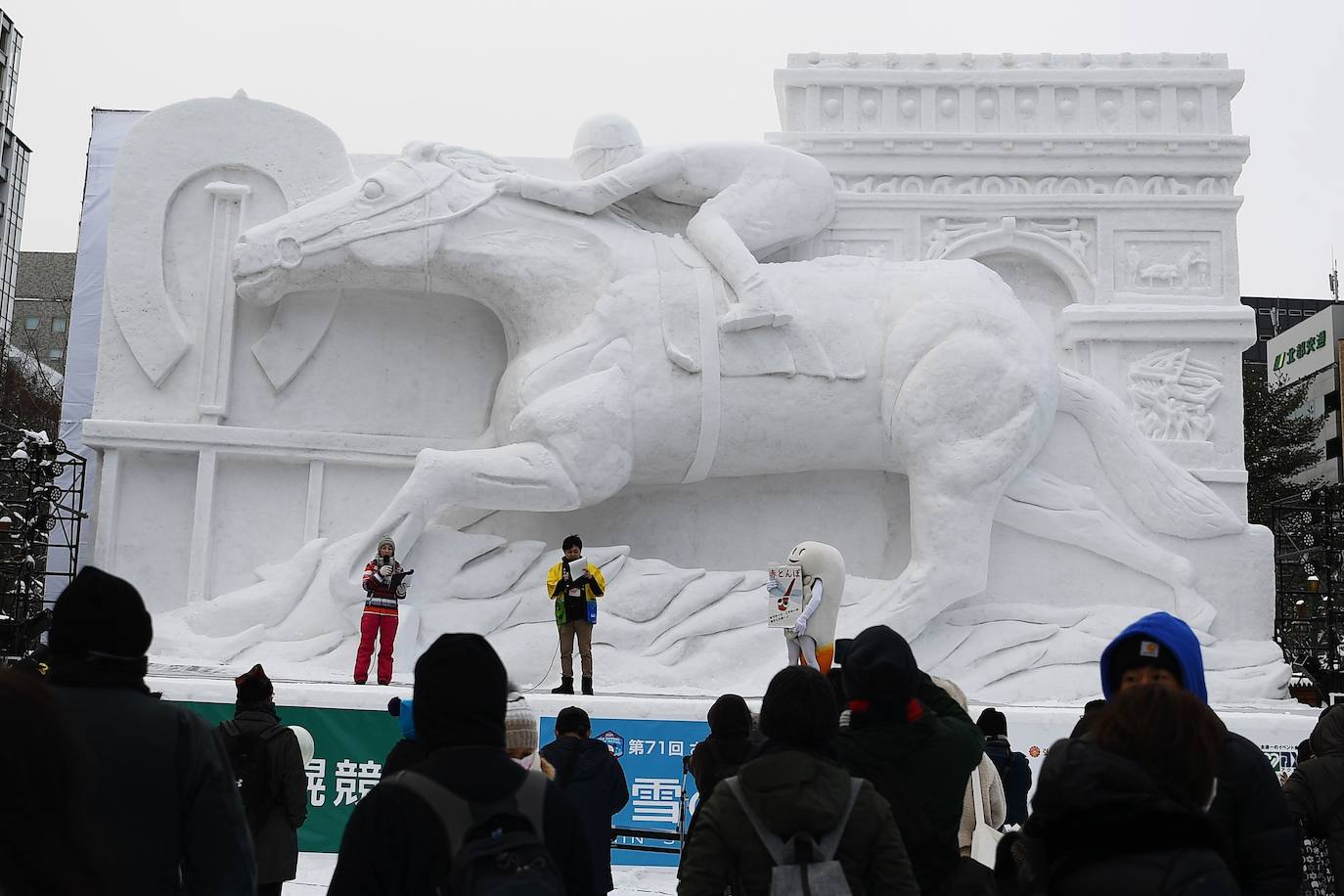 Decenas de miles de turistas se acercan cada año a Sapporo, en el norte de Japón, para contemplar las 200 esculturas de hielo presentadas durante el Festival de la Nieve, aunque esta última ha brillado por su ausencia este año. A causa de las temperaturas demasiado suaves de este año, las precipitaciones no bastaron y los organizadores se las tuvieron que ingeniar para poder construir las esculturas pese a la enorme escasez de materia prima. «La falta de nieve es inaudita. Tuvimos que traerla de lugares a los que nunca antes habíamos tenido que recurrir», como Niseko, una ciudad situada a unos 60 kiómetros de Sapporo, explica Yumato Sato, un responsable de la organización del Festival de nieve.