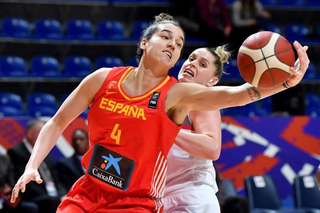 Laura Nicholls captura un rebote en el partido ante Gran Bretaña. La santanderina promedió nueve puntos y 7,3 rebotes en el torneo.