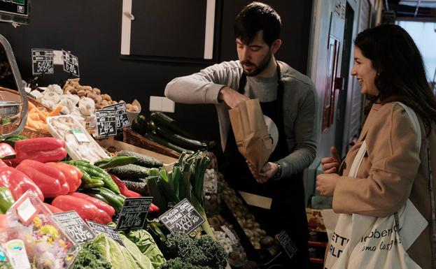 Paula González compra en el puesto del mercado de Barceló 'A dos manzanas'.