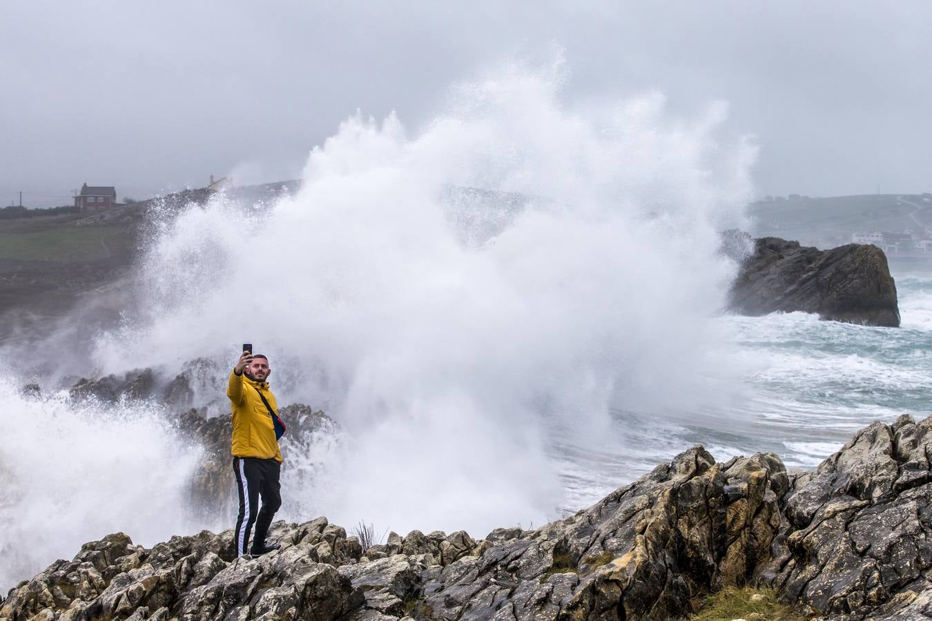 Un hombre se hace un selfie en la Virgen del Mar