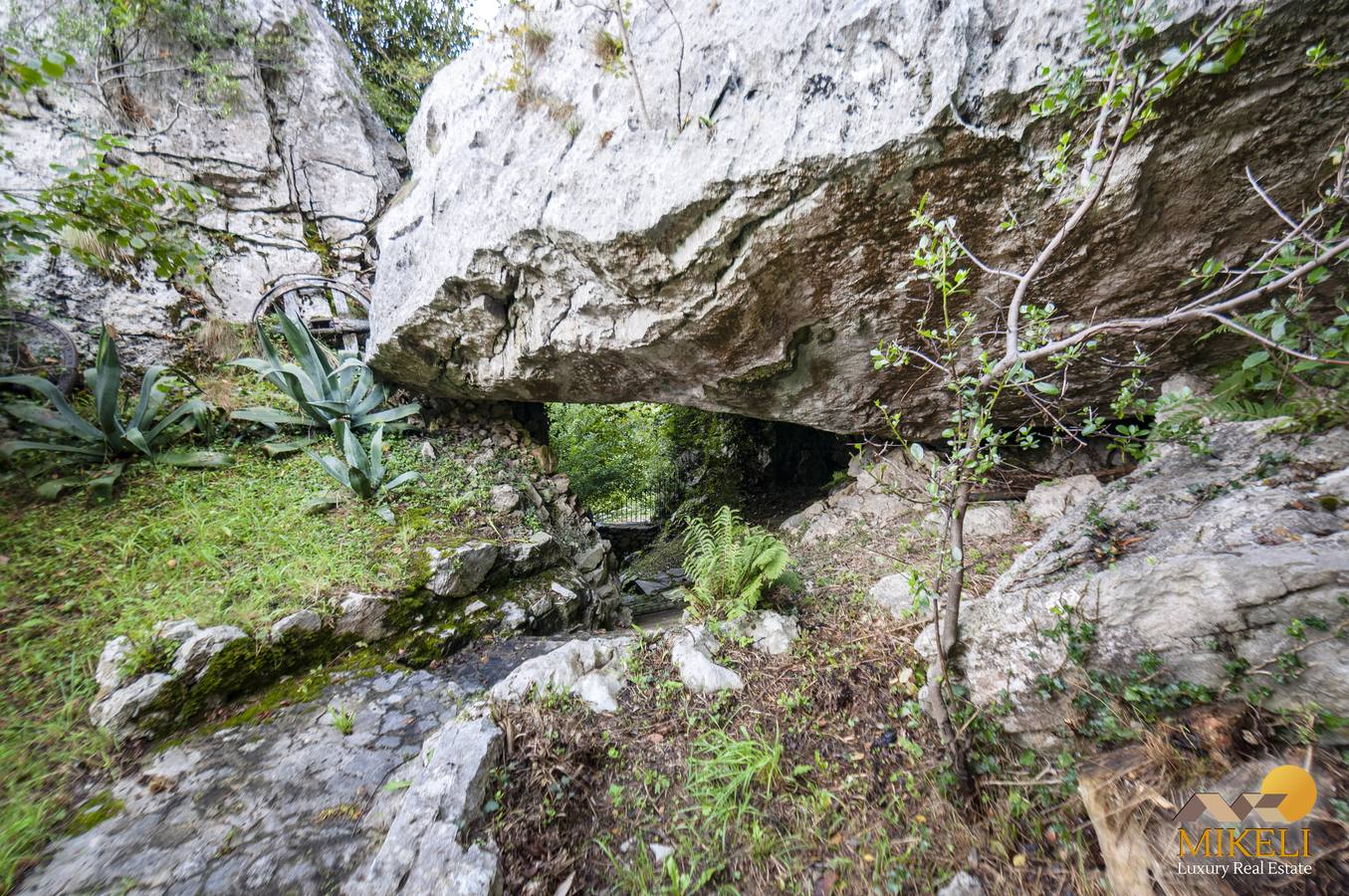 La inmobiliaria cántabra Mikeli ha vendido la propiedad a uno de los integrantes del grupo La Banda del Capitán Inhumano, que ha encontrado en esta cabaña la tranquilidad y el sosiego necesario para sus composiciones.