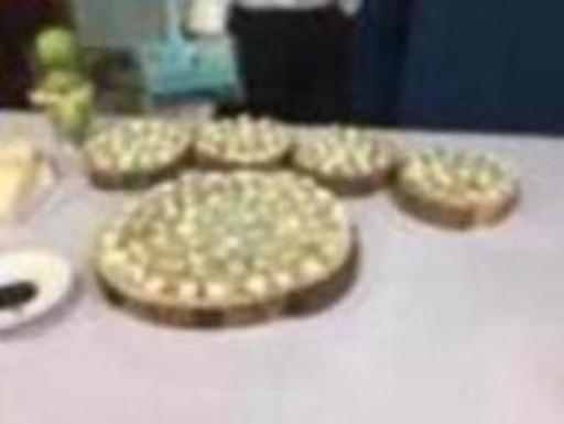 Los aficionados al queso tienen hasta el 21 de febrero una nueva cita para disfrutar, como auténticos ratones, de los sabores, texturas y armonías que ofrecen los quesos que se elaboran en la región, así como otras elaboraciones nacionales y europeas que se pueden degustar desde este miércoles en IES Fuente Fresnedo de Laredo . l jueves día 13, los alumnos de recibirán en el aula taller de cocina, a José María Alonso de la quesería artesana Quesoba, quien les hablará sobre la elaboración del queso con leche cruda de vaca, proveniente de pastos de alta montaña para mantener todas las propiedades originales y las bacterias lácticas naturales, beneficiosas para el organismo, como el bífidus, los lactobacilos y el casei.Aquellos que quieran degustar un menú 'para ratones' podrán hacerlo previa reserva el viernes 14, con quesos españoles; y el jueves 20, con quesos cántabros, a un precio de 20 euros.