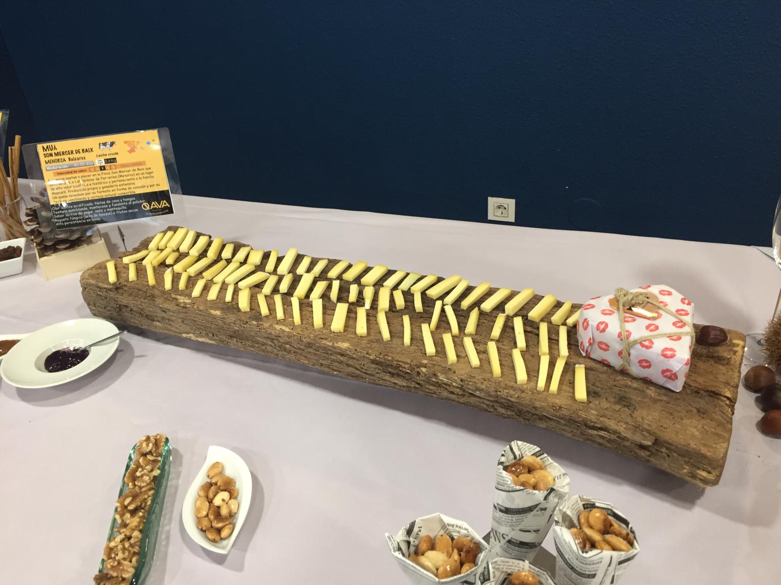 Los aficionados al queso tienen hasta el 21 de febrero una nueva cita para disfrutar, como auténticos ratones, de los sabores, texturas y armonías que ofrecen los quesos que se elaboran en la región, así como otras elaboraciones nacionales y europeas que se pueden degustar desde este miércoles en IES Fuente Fresnedo de Laredo . l jueves día 13, los alumnos de recibirán en el aula taller de cocina, a José María Alonso de la quesería artesana Quesoba, quien les hablará sobre la elaboración del queso con leche cruda de vaca, proveniente de pastos de alta montaña para mantener todas las propiedades originales y las bacterias lácticas naturales, beneficiosas para el organismo, como el bífidus, los lactobacilos y el casei.Aquellos que quieran degustar un menú 'para ratones' podrán hacerlo previa reserva el viernes 14, con quesos españoles; y el jueves 20, con quesos cántabros, a un precio de 20 euros.