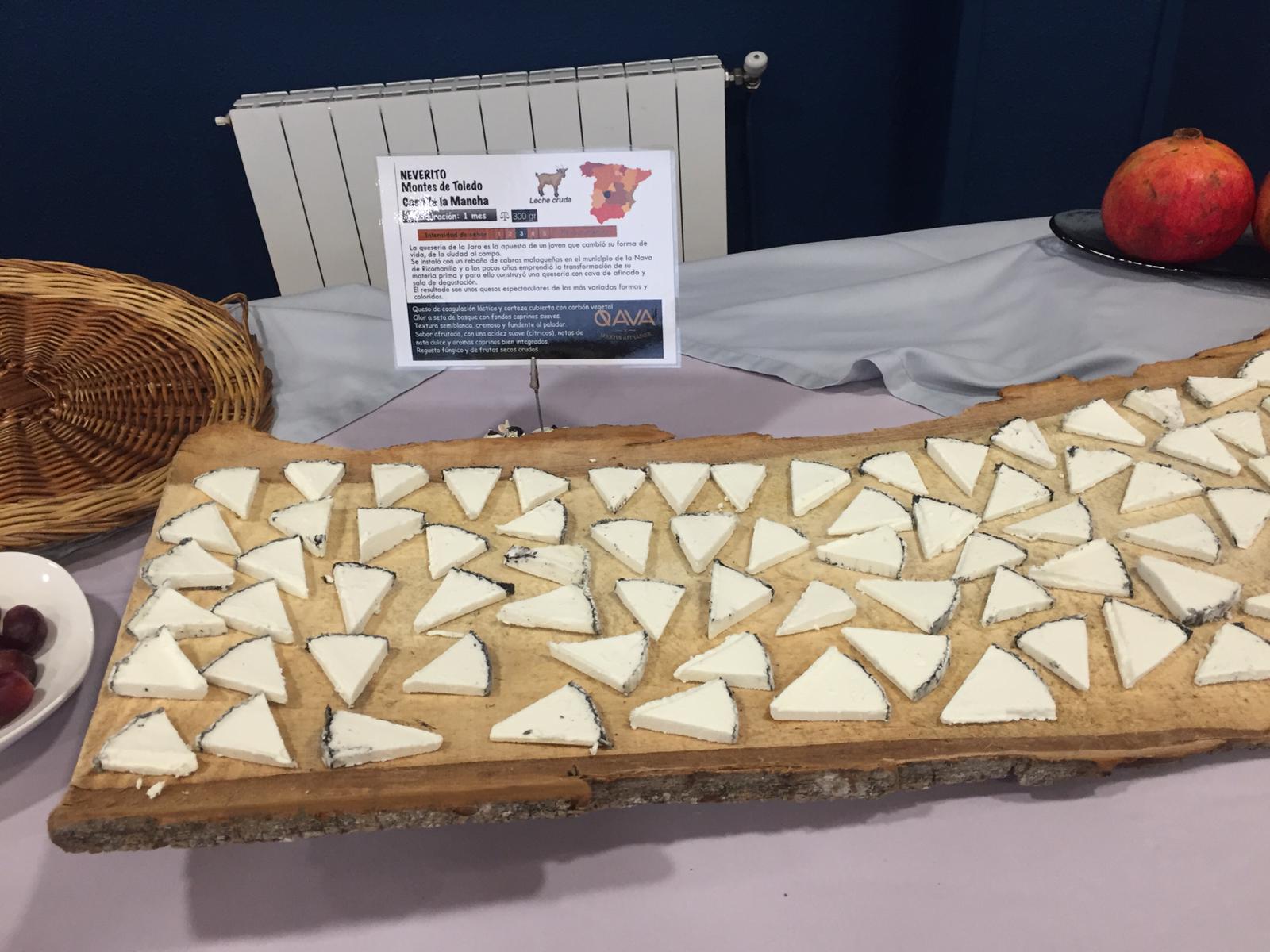 Los aficionados al queso tienen hasta el 21 de febrero una nueva cita para disfrutar, como auténticos ratones, de los sabores, texturas y armonías que ofrecen los quesos que se elaboran en la región, así como otras elaboraciones nacionales y europeas que se pueden degustar desde este miércoles en IES Fuente Fresnedo de Laredo . l jueves día 13, los alumnos de recibirán en el aula taller de cocina, a José María Alonso de la quesería artesana Quesoba, quien les hablará sobre la elaboración del queso con leche cruda de vaca, proveniente de pastos de alta montaña para mantener todas las propiedades originales y las bacterias lácticas naturales, beneficiosas para el organismo, como el bífidus, los lactobacilos y el casei.Aquellos que quieran degustar un menú 'para ratones' podrán hacerlo previa reserva el viernes 14, con quesos españoles; y el jueves 20, con quesos cántabros, a un precio de 20 euros.