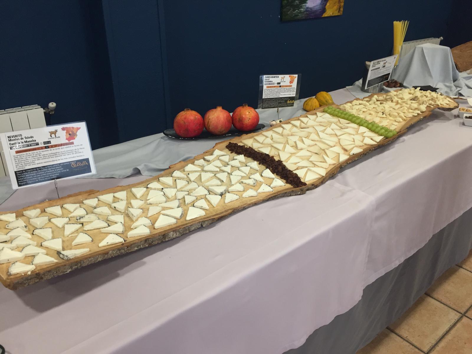 Los aficionados al queso tienen hasta el 21 de febrero una nueva cita para disfrutar, como auténticos ratones, de los sabores, texturas y armonías que ofrecen los quesos que se elaboran en la región, así como otras elaboraciones nacionales y europeas que se pueden degustar desde este miércoles en IES Fuente Fresnedo de Laredo . l jueves día 13, los alumnos de recibirán en el aula taller de cocina, a José María Alonso de la quesería artesana Quesoba, quien les hablará sobre la elaboración del queso con leche cruda de vaca, proveniente de pastos de alta montaña para mantener todas las propiedades originales y las bacterias lácticas naturales, beneficiosas para el organismo, como el bífidus, los lactobacilos y el casei.Aquellos que quieran degustar un menú 'para ratones' podrán hacerlo previa reserva el viernes 14, con quesos españoles; y el jueves 20, con quesos cántabros, a un precio de 20 euros.