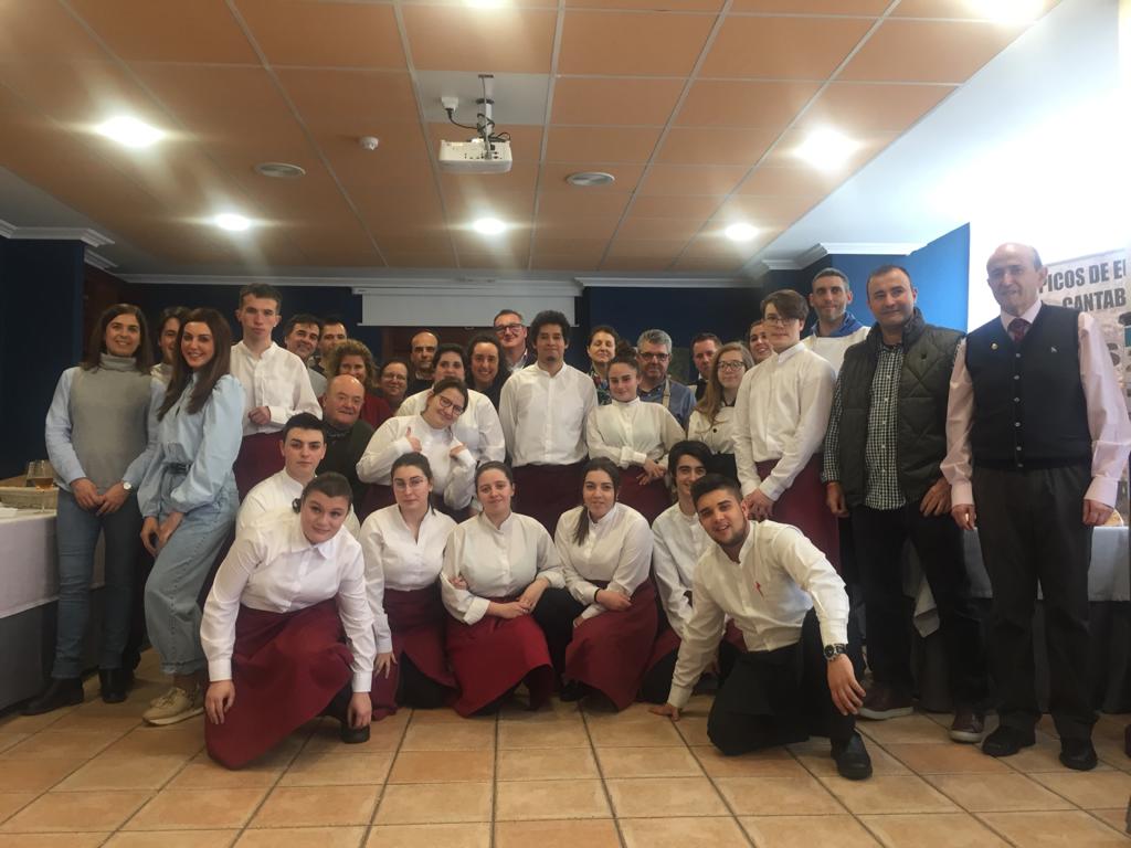 Los aficionados al queso tienen hasta el 21 de febrero una nueva cita para disfrutar, como auténticos ratones, de los sabores, texturas y armonías que ofrecen los quesos que se elaboran en la región, así como otras elaboraciones nacionales y europeas que se pueden degustar desde este miércoles en IES Fuente Fresnedo de Laredo . l jueves día 13, los alumnos de recibirán en el aula taller de cocina, a José María Alonso de la quesería artesana Quesoba, quien les hablará sobre la elaboración del queso con leche cruda de vaca, proveniente de pastos de alta montaña para mantener todas las propiedades originales y las bacterias lácticas naturales, beneficiosas para el organismo, como el bífidus, los lactobacilos y el casei.Aquellos que quieran degustar un menú 'para ratones' podrán hacerlo previa reserva el viernes 14, con quesos españoles; y el jueves 20, con quesos cántabros, a un precio de 20 euros.