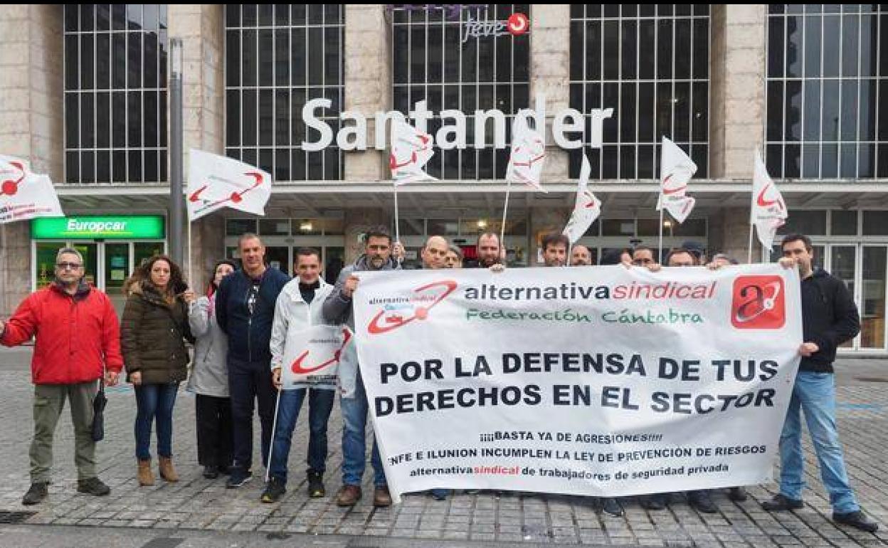 Imagen de archivo de una de las concentraciones de protesta de los vigilantes de Renfe.