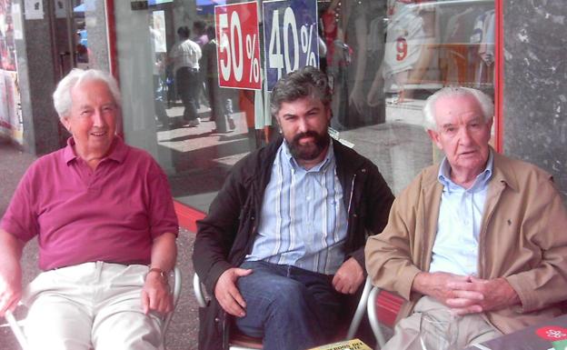 Lázaro Nates (izquierda) y Ramiro Santiesteban (derecha) en una imagen de archivo, con Vicente Vega, director del documental ´Cántabros en Mauthausen