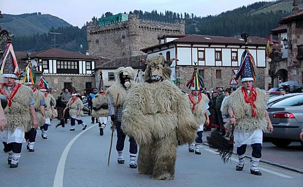 Desfile de los zamarrones de Piasca por las calles de Potes.