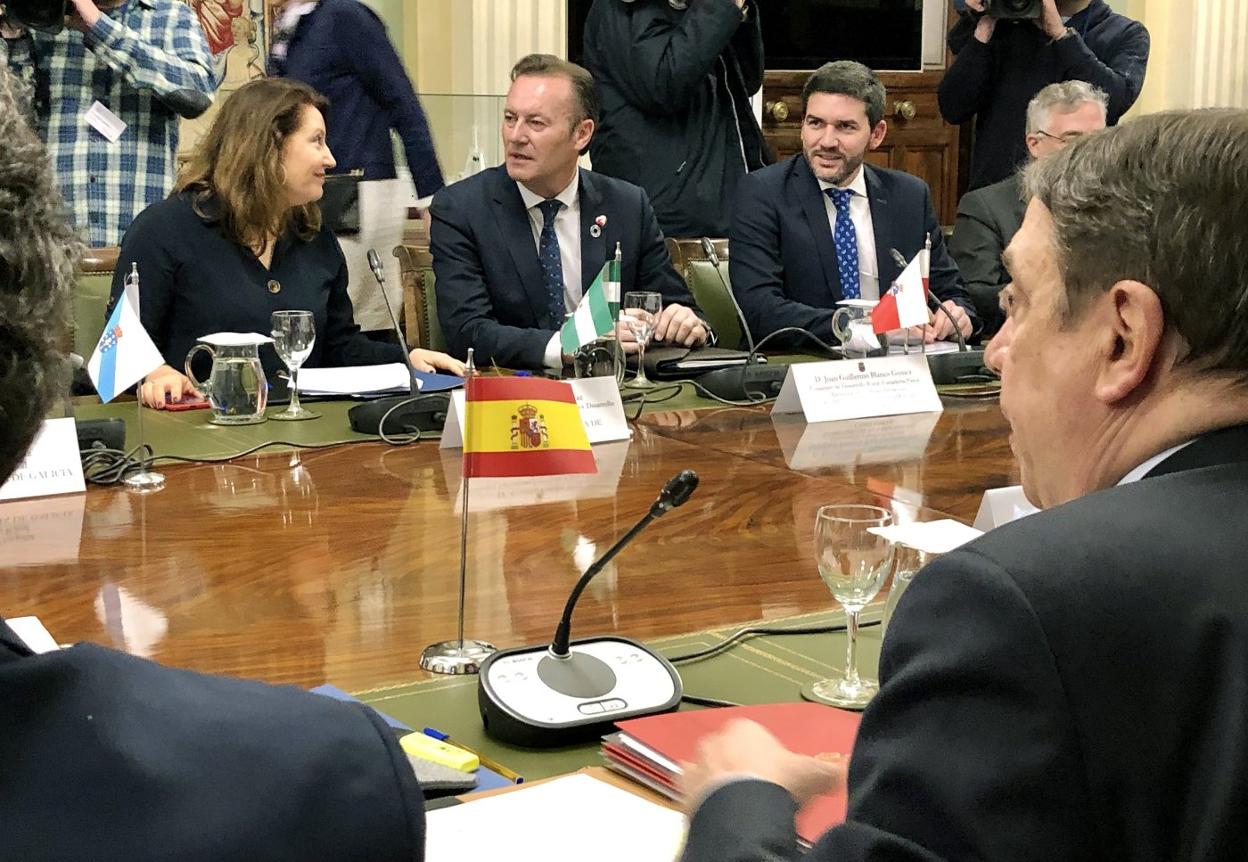 Guillermo Blanco, durante la reunión con el ministro Luis Planas, de espaldas en la foto. 