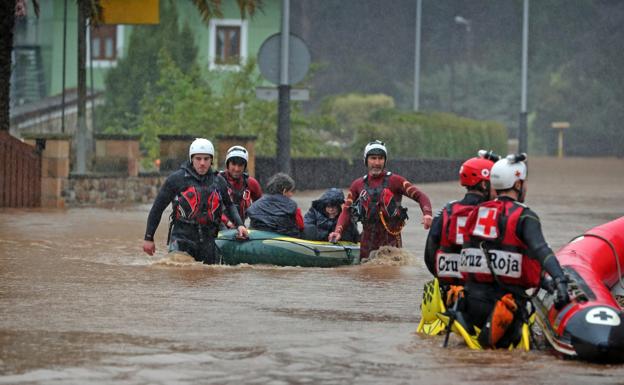 Efectivos de emergencias ayudan a la evacuación de los vecinos de Mazcuerras durante las inundaciones de enero de 2019