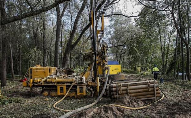 Catas sobre el terreno donde se levantará la pasarela que unirá la ciudad desde La Lechera con el complejo deportivo Óscar Freire. 