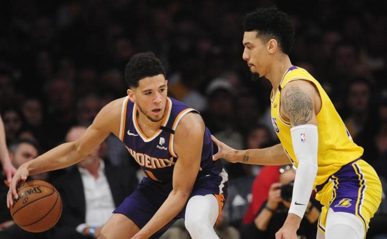 Devin Booker, durante un partido ante los Lakers. 