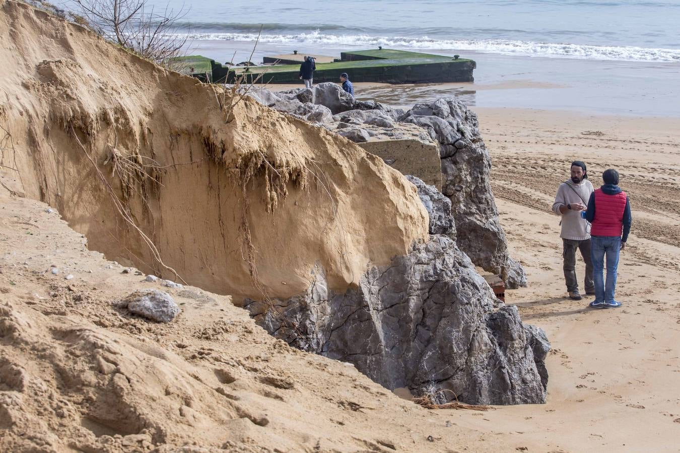 Las olas y las mareas vivas sacan a la luz antiguas construcciones en las playas y dejan huellas en los paseos costeros